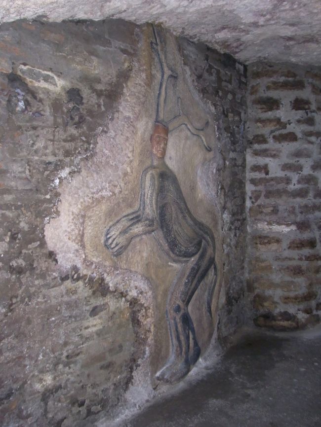 シュールレアリズムゥ〜<br /><br />くどいようだが、これも写真を撮ることで何があるのかやっとわかる。それ位、暗いのだ。<br />人面鹿。