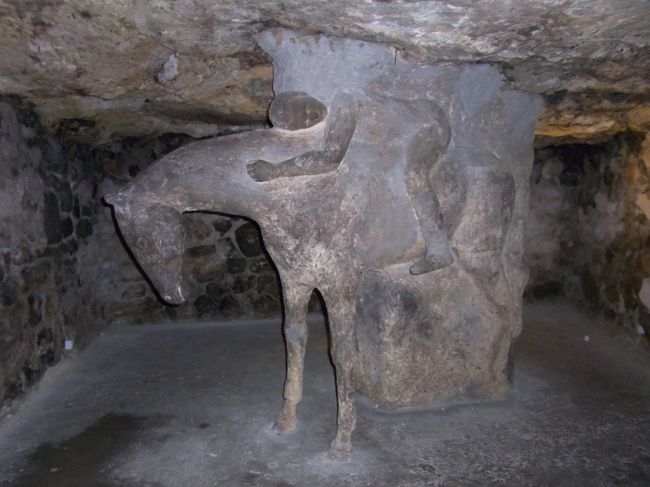 人と柱と馬が一体化。