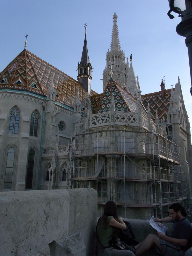 マーチャーシュ教会は改修工事中でした。<br />それを見ながら、くつろぐ観光客。