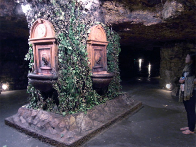 ワインの湧き出る泉。<br />本物のワインが流れてた。