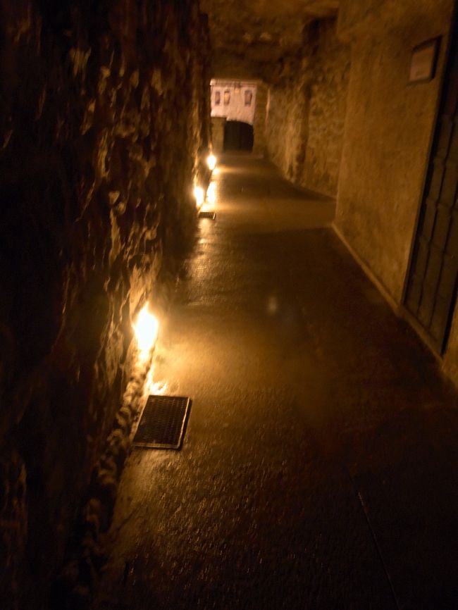 地下迷宮の中はひんやりとしていて、真っ暗。<br />元々は、監獄や祈りの場、住居として使われていたらしい。<br /><br />中は本格的に暗くて広い迷路。<br />←写真を撮らないと、何があるのかわからない位に、本当はもっと暗いのです！なので、方向音痴の人はきついだろうなと思いながら、地図を頭に描きながら歩く。<br />ホント、一人じゃ絶対無理(涙)