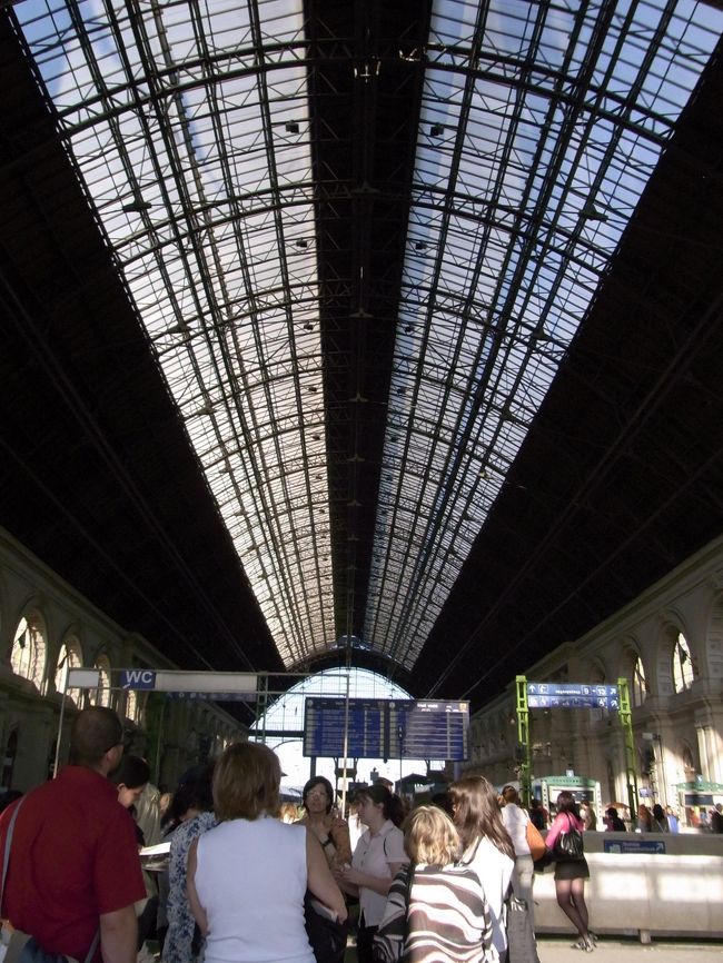 明後日はこの駅から列車に乗るわけだし、ホームの様子を見てみようと、駅をぶらつく。ホームは1番から13番まである。が、あまりに奥行きがあり、長細いので、疲れて途中で断念…。どこのホームから電車がでるのかは、明後日にならないとわからないので、余裕を持って来なければと心に留める。