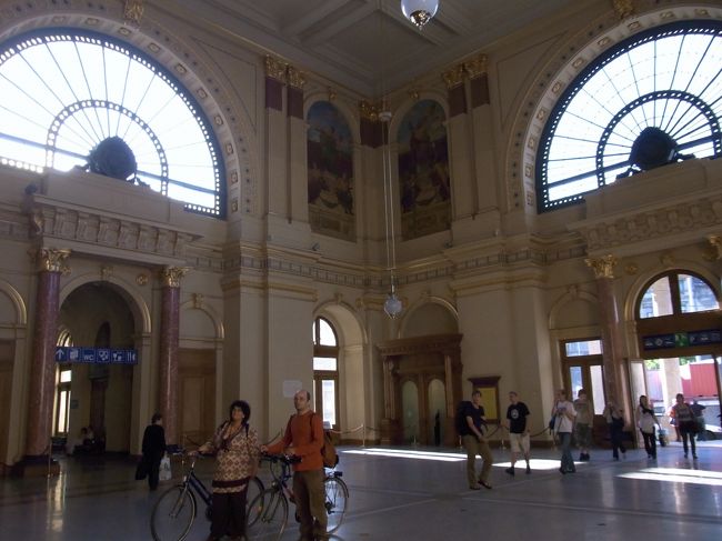 国際列車の発着駅でもある、ブダペスト東駅に行く。<br />ここで、明後日のスロバキアのコシツェ行きの切符を購入しなければならない。自動券売機などは無い。外国人用国際列車切符窓口に行くのだ。事前リサーチでは、表示が無いのでわかりにくいとあったが、すんなり見つけられた。国際列車の外国人用切符売り場は正面入って左側の通路を曲がり、さらにすぐ右側の通路を入ったとこにある。<br /><br />旧共産圏だけに待つことを覚悟していたが、客がほとんどいなかったので、待たずにすぐ窓口へ行けた。日本にいた時、列車のサイトからプリントアウトしておいたもの(日付、行き先、列車番号、座席クラス、片道切符、人数などが記載されている用紙)を見せて難無く購入。…でも、もらった手書きの切符には日付が「6.6」とある。私が乗る日は「6.7」なんだけどと思い、確認するが、問題無いわよといった感じで、おばちゃんにあしらわれた。ちょっと納得できないが、仕方ないので不安なまま、切符売り場を後にする。