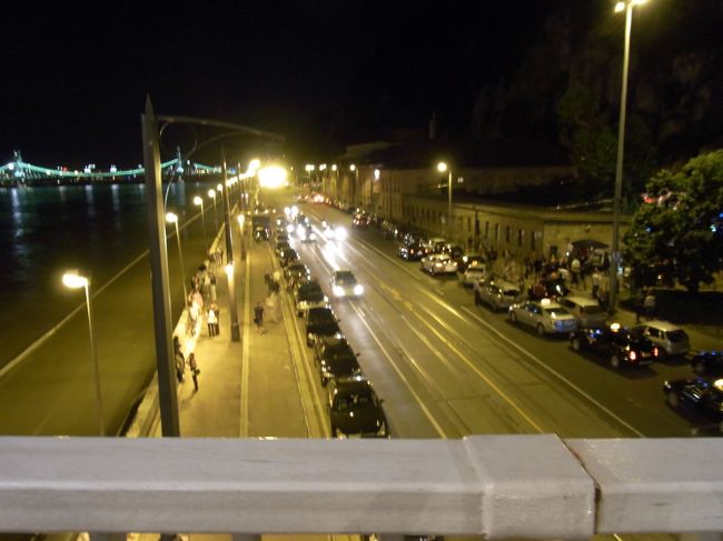 それから、鎖橋を渡りルダシュ温泉へ。この日は混浴デーでした。あ、水着だけど。そして、歩いて宿に戻る。…が、迷ってしまい、なかなか宿にたどりつけず。やっと戻ったのは午前一時を過ぎていた。<br /><br />時差を含ると今日は一日が30時間以上あった。本当に長い、長い一日がやっと終わる。