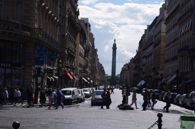 遠くに、ヴァンドーム広場の<br />記念柱が見えます。