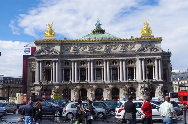 正面から見たオペラ・ガルニエ。<br />１５年も歳月をかけて、<br />１８７５年に完成しました。<br />オペラとバレエを中心に、<br />年間を通して様々な演目を見ることができます。