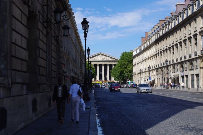 遠くに、マドレーヌ聖堂が見えます。<br />古代ギリシアの神殿を思わせる建物です。