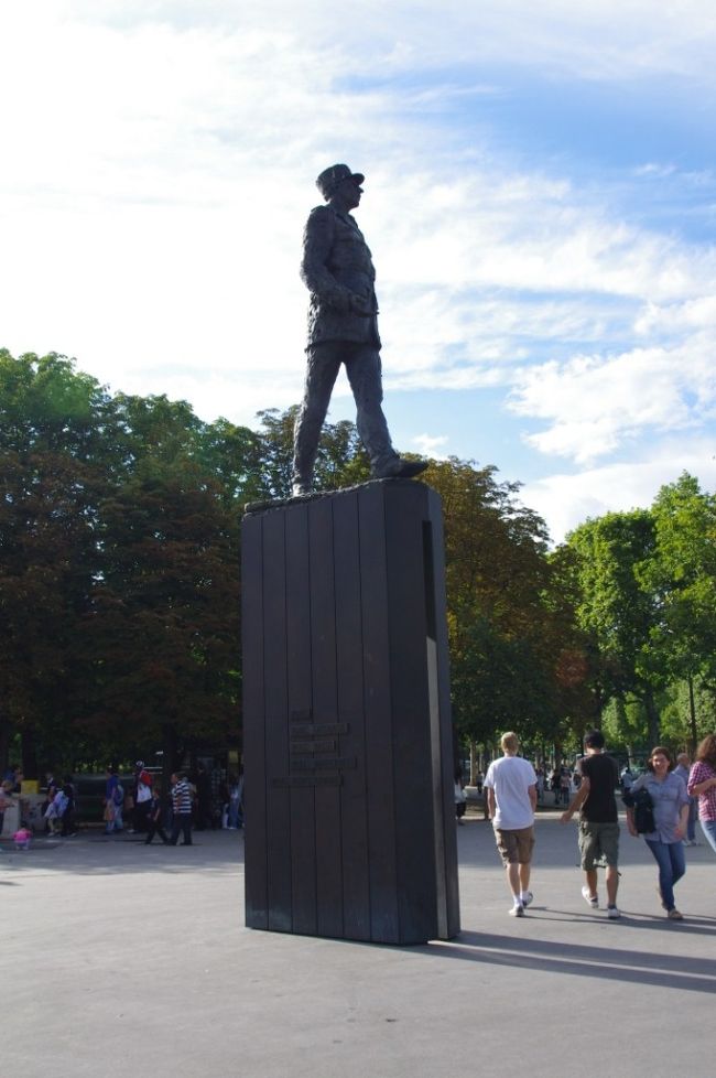 シャルル・ド・ゴール像。