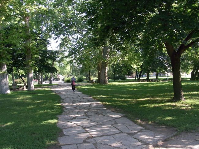 朝早く起きて地下鉄に乗り、市民公園へ。<br />ここで蚤の市的なものがやってるらしい。<br />しかし、別のフェスティバル期間で、蚤の市はやっていなかった。残念。<br /><br />公園でケバブを食べたら、どうやらボラれた模様･･･。<br />値段を聞いてから買えば良かったなあ。<br />でも、どこにも表示が無いって、どうなのさ〜。