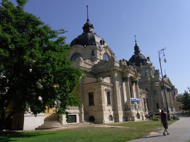 市民公園内にあるセーチェニ温泉に行ってみる。<br />素敵な建物だ。