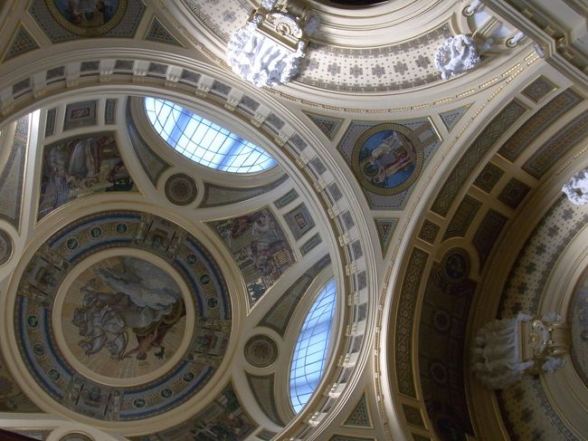 セーチェニ温泉の施設内の天井。