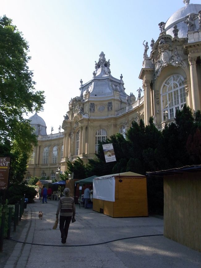 市民公園内の、なんだかわからないけど豪華な建物。<br />ガイドブックに載ってないけど、ブダペストはこんなんばっか。