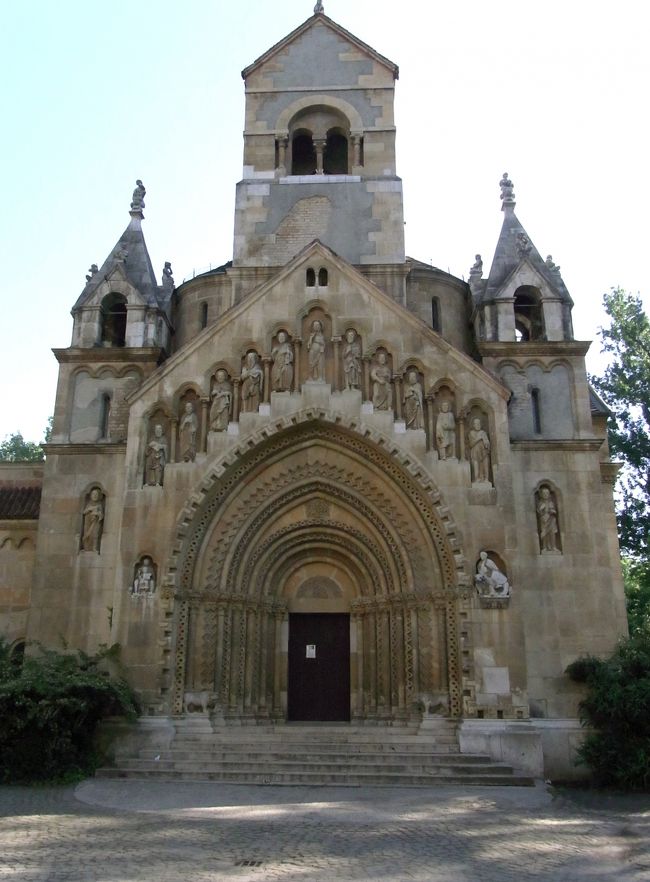 同じく市民公園内にあった教会。