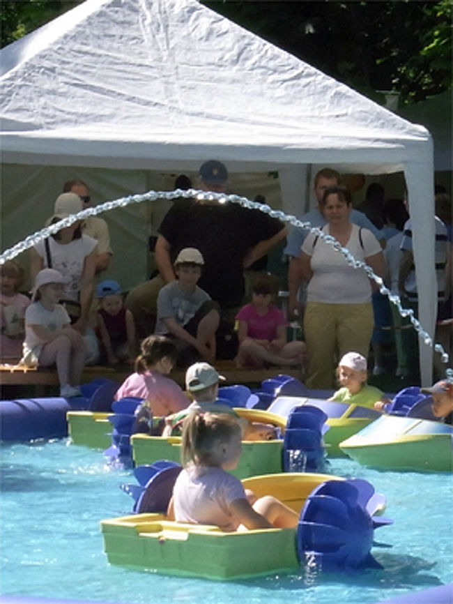 市民公園内に作られた特設プールで遊ぶ子どもたち。