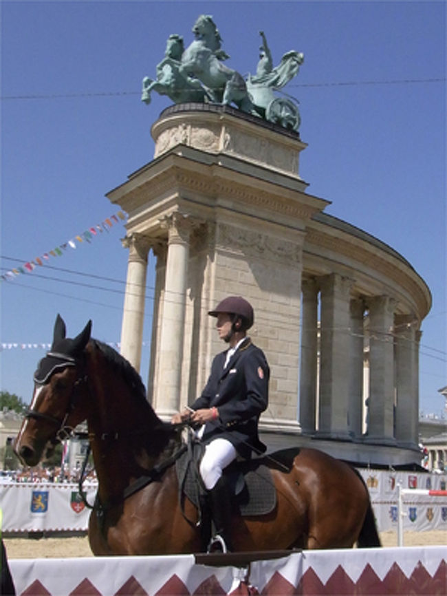 市民公園から歩いて英雄広場へ。<br />乗馬大会が行われていました。