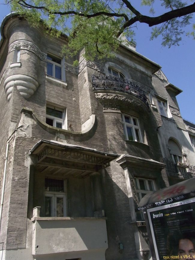 英雄広場近くに建っていた民家らしき建築物。