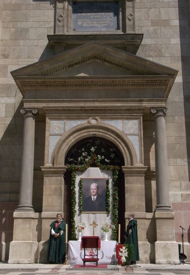 特別なミサをしてた為、大聖堂の中に入れず。<br />誰か、偉い人でも亡くなったのかなあ。写真飾ってあるし。<br />