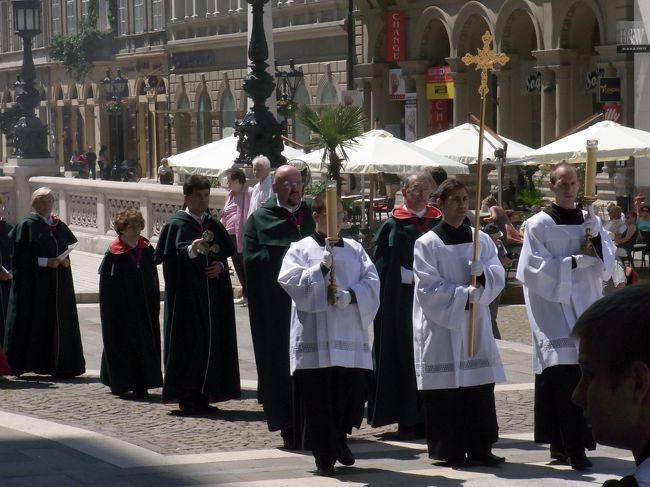 中に入るのを諦めて、近くをぶらつく。<br />しばらくするとイシュトバーン大聖堂の方から歌声が聞こえてきた。<br />慌てて、大聖堂に戻ってみると、こんな光景が。