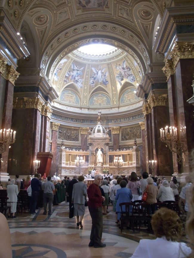 扉が開いて、人がぞろぞろ入っていったので、まぎれて入ってみる。<br />神々しいですな。