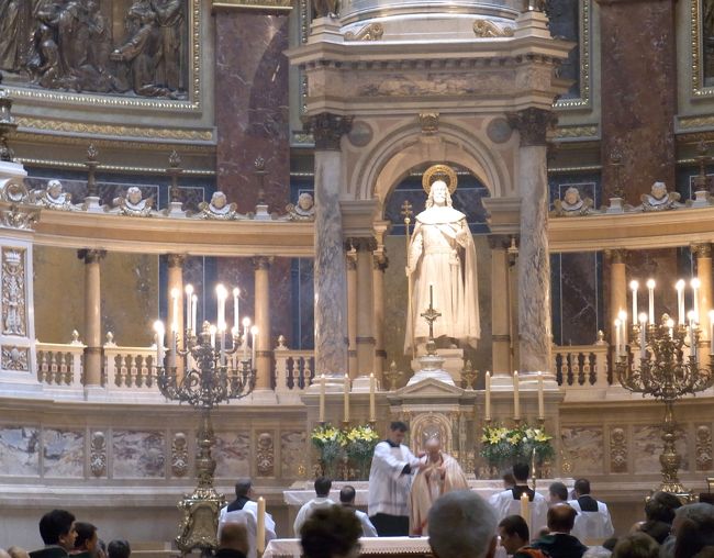 本当はこのタイミングでは信者さんしか入っちゃダメだったみたい。<br />執り行われる厳かな儀式・・・<br />座ってたら、お布施回収担当の教会関係者が私にもまわって来た。<br />作法が全くわからず、ひたすら目をつぶって固まる私・・・