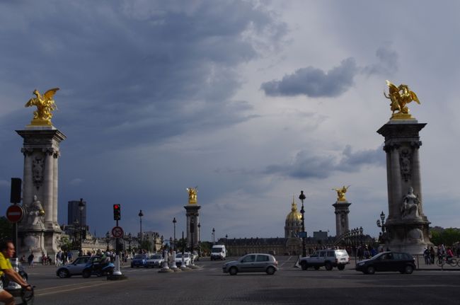 アレクサンドル３世橋。<br />1900年、アレクサンドル３世に次ぐ<br />ロシア皇帝ニコライ２世が、<br />パリ万博の開催に合わせて、<br />フランス・ロシアの友好のあかしとして、<br />建設・寄贈した橋です。