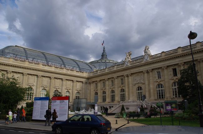 グラン・パレというのは、<br />大きな宮殿という意味だそう。