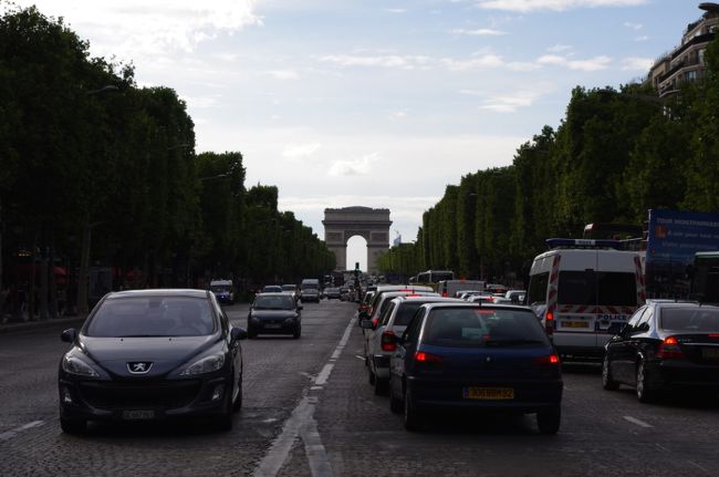 再びシャンゼリゼ大通りを進みます。