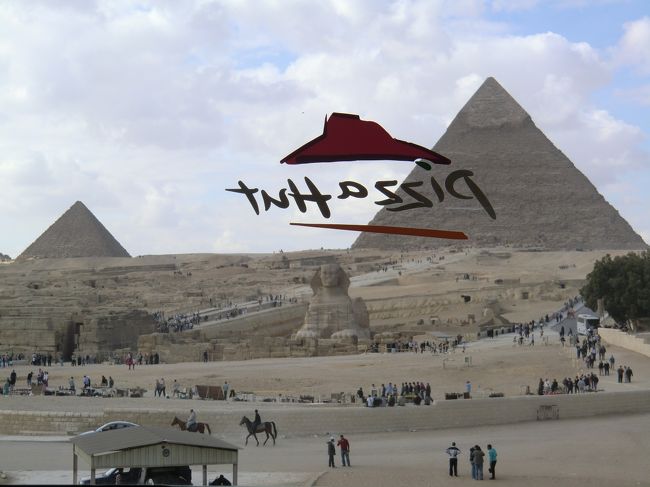 スフィンクス前のケンタッキー・ピザハットの３階座席で昼食。<br />ケンタッキー・ピザハット３階の窓からピラミッドとスフィンクスの写真を撮りました。