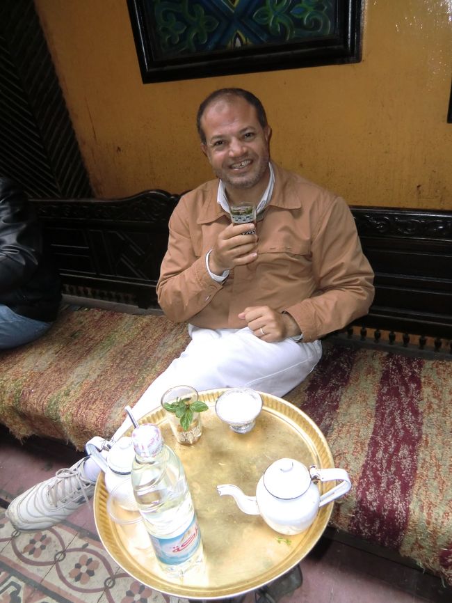 ガイドのＥｉｄさんです。<br /><br />「ガイドどうもありがとう。」<br /><br />Ｅｉｄさんが持ち歩いているファイルを見せてもらったら、今までガイドした観光客の皆さんの写真を記念にファイリングしていました。