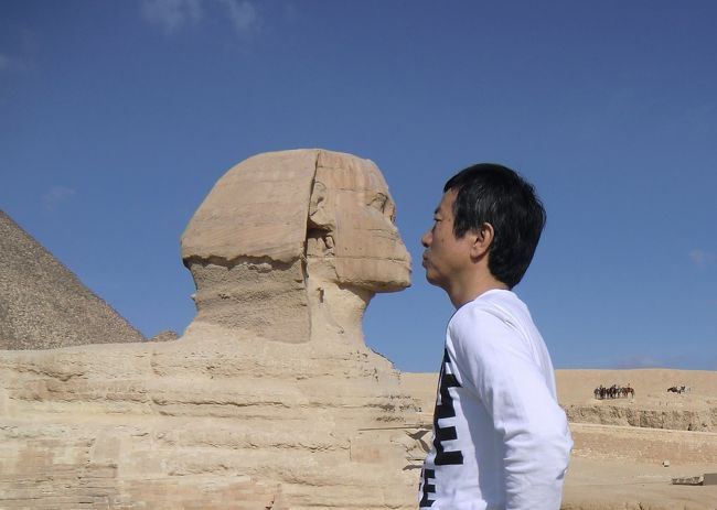 スピンクスに近づくと周りの観光客がみんなやってるので、ガイドのＥｉｄさんに撮ってもらいました。<br /><br />そういえばスフィンクスって男だよなぁ・・・