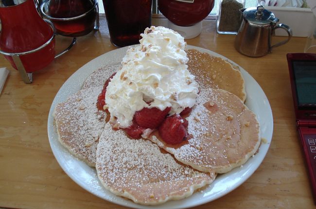 エッグスンシングスで。<br /><br />お約束のストロベリーパンケーキ。<br />友人とシェアしたけれど食べきれず。<br /><br />美味しいんだけれど甘くて飽きちゃうのかな？