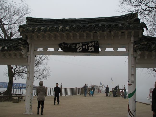 川を船で渡って到着した島の入口にあった門です。