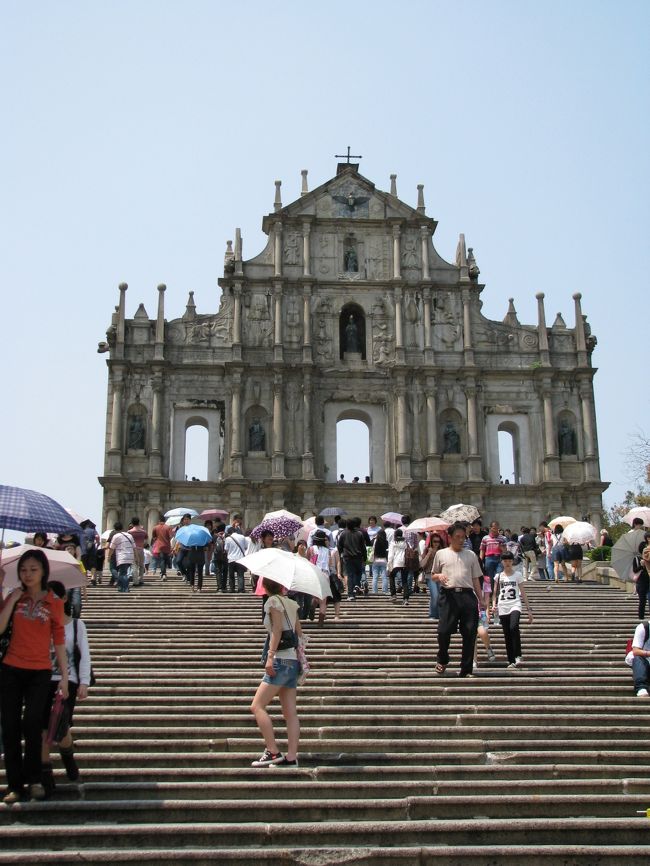 おなじみの「セント・ポール大聖堂」です。<br /><br />やはりここは日本人の観光客が多いですね〜。<br /><br />天気が良くて良かった〜〜！！<br />