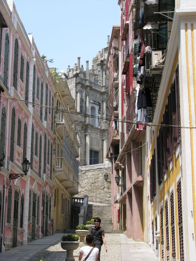 「セント・ポール大聖堂」の一本横の路地から「セント・ポール大聖堂」を撮影しました。<br /><br />今回、時間があったので、フェリー乗り場から歩いてきましたが（途中、「マカオ・グランプリ博物館」によりました）、この辺りの路地は日本車や韓国車の新車が数多く路上駐車してました。<br /><br />この辺りの住人は高所得者が多いのかなぁ〜〜？？？<br />