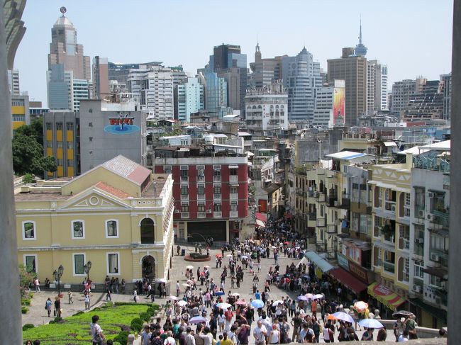 「セント・ポール大聖堂」側壁の裏側に階段があって、２階の窓から市内を見渡せます。