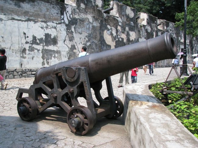 「モンテの砦」へ行く途中にある大砲です。