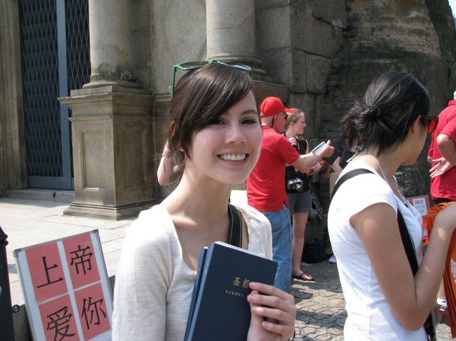 「セント・ポール大聖堂」で観光客にオレンジ色の袋を渡してました。<br />中を見るとパンフレット、キーフォルダーと１枚のＤＶＤが入ってました。<br /><br />自宅でＤＶＤを見る前に、宗教団体の勧誘内容かな〜と思っていましたが、実際に内容を見たら自然保護団体？？と思われるような内容でした。<br /><br />この子はとてもチャーミングで愛想御の良い子でしたので、「写真撮っていい？」って言ったら、、「いいよ」って言ってくれたので、写真を撮らせてもらいました。<br />笑顔がとてもすてきな女性でした。