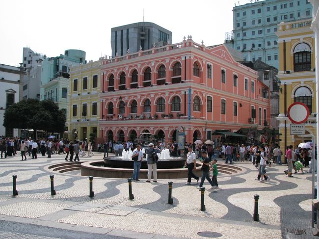 セナド広場です。<br /><br />正面は牛乳プリンが有名なお店が入っているビルです。