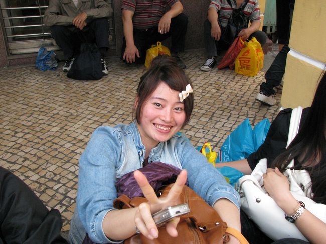 セナド広場にいたシンセンから来た観光客です。<br /><br />職場のヨリちゃんにとても似てたので、写真撮っていい？？ってお願いしたら、「ピース」の合図をしてくれたので、写真を撮らせてもらっちゃった。<br /><br />ありがと！！<br /><br />とっても可愛いよ！！！<br />