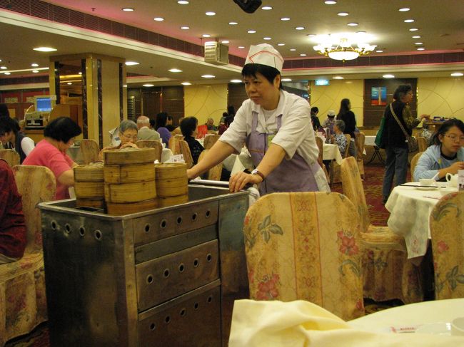 ワゴンサービスをしている店員さんです。<br /><br />ここの料理、特にシューマイや餃子などの点心が美味しいですよ。<br /><br />価格も安く、いつも利用してます。<br /><br />いつも６〜８品、腹いっぱいになるまで食べても100香港ドル程度です。