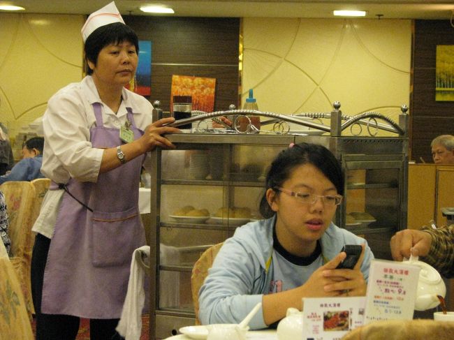 同じくワゴンサービスをしている店員さんです。<br /><br />手前の女性は中国から来た女性のようで、携帯電話のカメラで料理を撮ってました。