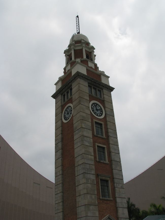 スターフェリー乗り場前の「時計塔」です。