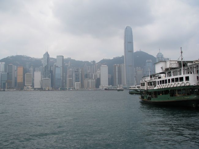 スターフェリー乗り場での撮影。<br /><br />夜になると香港島で繰り広げられる「アベニュー・オブ・スターズ」の夜景が見られます。<br /><br />でも、毎回見に行ってますが、まぁ一度見ればいいかな〜って感じ。<br />ワンパターンで面白みがないよ。<br />