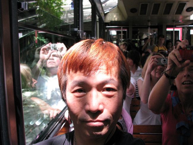 ピークトラム内で僕の後ろに座っている外国人の方が皆、山頂方面（ビクトリア・ピーク）を写真撮影していて面白かったので、記念に写真を撮っちゃいました。