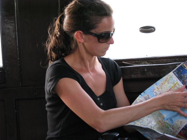 僕の彼女です。<br />スターフェリーで観光場所を一緒に考えているところです。<br /><br />嘘、嘘<br /><br />ルックスが良かったので写真を撮らせてもらった方です。