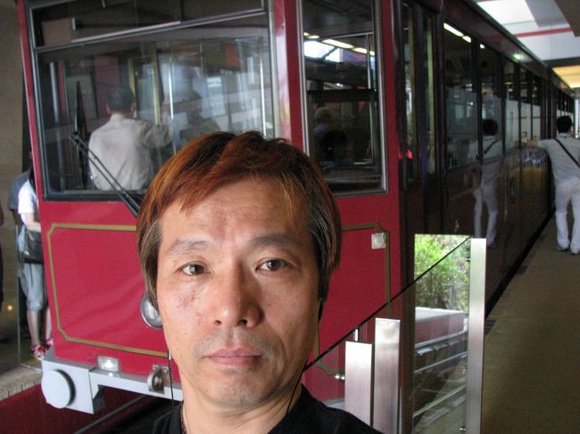 香港島のスターフェリー乗り場から徒歩でバスターミナルへ行き、バスでピークトラムの山麓駅まで行きました。<br /><br />オープントップバスを待ちましたが、なかなか来ないので、一般的な平バスでの乗車となりました。<br /><br />ピークトラムをバックに記念撮影。<br />