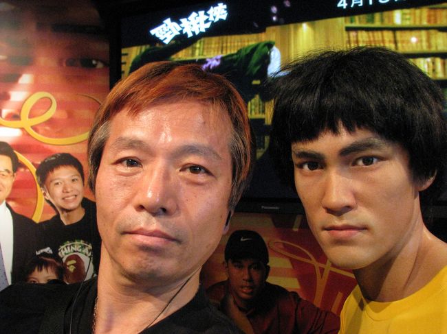 ビクトリア・ピークのピークタワー内にあるマダム・タッソーろう人形館」<br /><br />入口にある「ブルースリー」と記念撮影。<br />