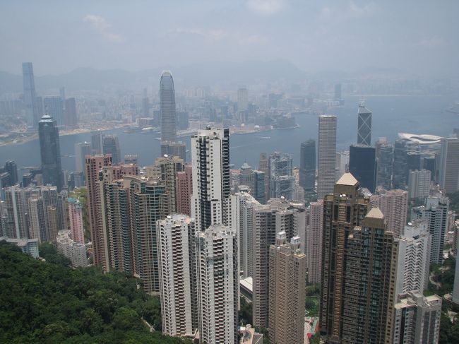ビクトリア・ピークのピークタワーから撮影した高層ビル群。<br /><br />ピークタワーの展望台は別料金で、確か20香港ドル。