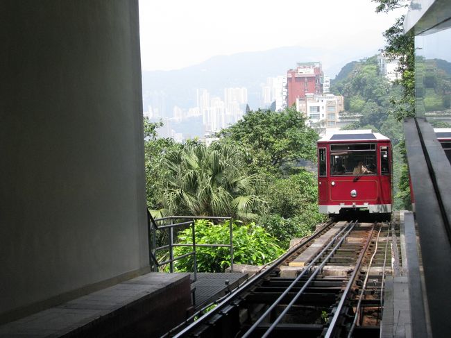ビクトリア・ピークの山頂駅に到着しつつあるトラムを撮影。