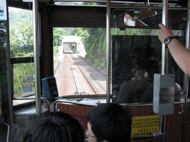 ビクトリア・ピークの山頂駅から山麓駅に戻る途中で撮影。